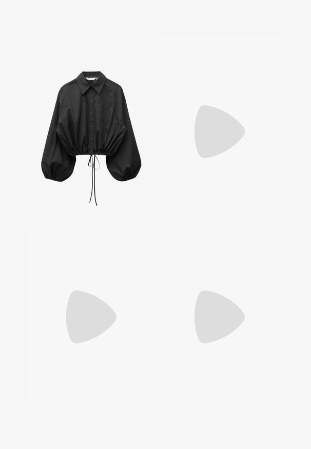 Blouse noire à boutons avec manches bouffantes surdimensionnées, une poche poitrine unique et taille cintrée avec cordon ajustable.; Jupe noire à coupe décontractée, en tissu lisse. Elle possède une taille élastique et deux poches cargo latérales. Design de longueur mi-mollet.; Mocassins en cuir noir avec une finition lisse, ornés d'une bande décorative, à bout rond et avec une semelle texturée. Portés avec une longue jupe en cuir noir.; Sac à main en tissu noir doux avec haut froncé et poignées circulaires rembourrées nouées de chaque côté.