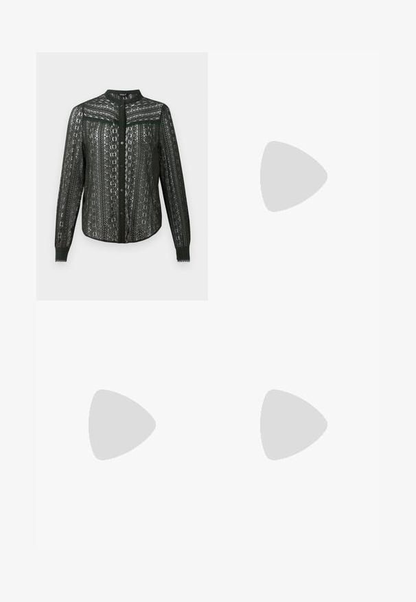 Blouse en dentelle vert foncé avec un col mandarin, une fermeture à boutons à l'avant et un motif complexe sur les manches et le corps.; Mini-jupe noire à volants avec une large ceinture élastique smockée et des couches de tissu légèrement transparentes.; Jambes portant des leggings côtelés foncés associés à des ballerines noires avec de petits détails en nœud sur fond blanc.; Petit sac à main noir brillant avec deux longues anses et des détails à cordon sur les côtés sur un fond clair uni.