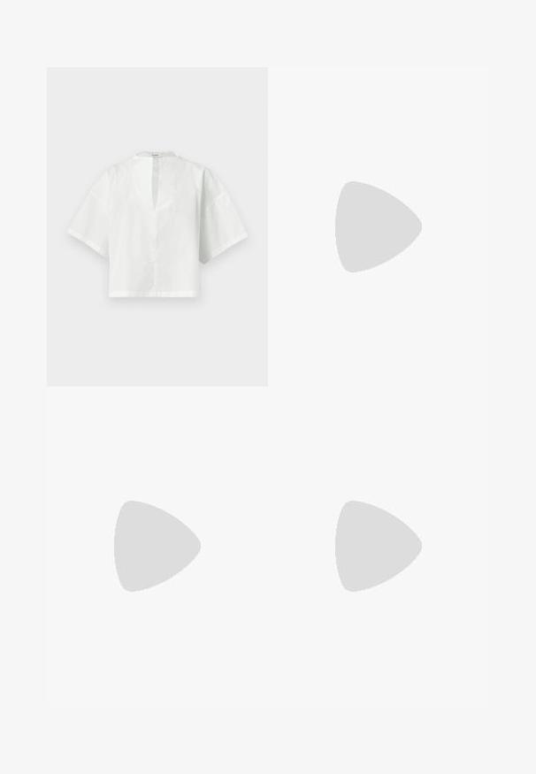 Blouse blanche pour femme à manches courtes avec une fente en V et une coupe ample et rectangulaire, présentée sur un fond uni.; Pantalon beige à jambes larges avec une taille haute, un devant plat et un ourlet droit, présenté sur un fond gris clair uni.; Chaussure plate slingback en beige clair avec une tige en maille, un bout pointu et un petit talon. Dotée d'une sangle ajustable pour un bon maintien.; Pochette en cuir beige plissé avec un cadre en métal argenté, dotée de deux fermoirs ronds décoratifs et d'une chaîne en argent.