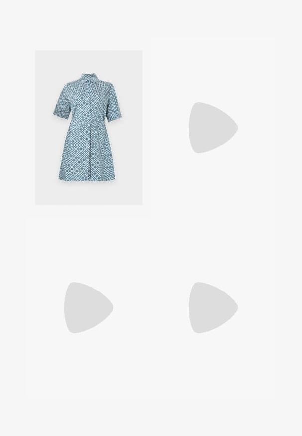 Robe à manches courtes boutonnée avec motif géométrique bleu et blanc et col, longueur genou avec ceinture à nouer à la taille.; Jupe portefeuille midi bleue avec détail froncé sur le côté et fermeture ajustable à nouer.; Sandale plate noire avec une bride entre les orteils et une large bande traversant le pied, vue de profil sur un fond uni.; Sac cabas tissé vert olive avec deux poignées arrondies sur un fond clair uni.