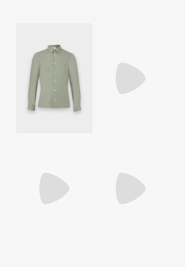 Chemise à manches longues vert clair avec col boutonné et boutons blancs, présentée sur un fond blanc uni.; Jean droit en denim bleu clair avec taille haute, cinq poches, fermeture à boutons et léger délavage sur les cuisses et les genoux.; Mocassin beige en daim à enfiler avec coutures visibles et semelle claire, positionné au-dessus d'un tapis crème, avec un meuble translucide orange en arrière-plan.; Ceinture en cuir marron avec boucle rectangulaire argentée gravée "KARL LAGERFELD JEANS", roulée avec une extrémité relevée.