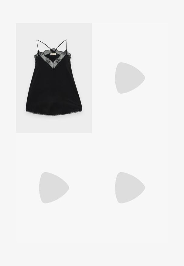 Camisole noire avec des bretelles réglables, dotée d'un décolleté en dentelle plongeant et de bords festonnés. Tissu lisse avec un léger éclat.; Pantalons beige ajustés avec une taille haute, une devant plissé et une coupe évasée. Le tissu semble lisse avec un léger éclat.; Chaussure à bride arrière en cuir noir avec bout pointu, dotée d'un accent brillant sur le bout et d'un talon de hauteur moyenne. Design latéral ouvert.; Sac bandoulière en cuir marron avec sangle réglable et logo doré "LOVE MOSCHINO" sur le rabat avant, sur fond blanc.