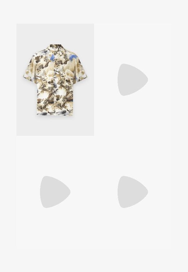 Chemise à manches courtes boutonnée avec un motif abstrait beige, marron, blanc et bleu, col et boutons à l'avant sur fond uni.; Jean denim noir à jambes droites avec poches avant et arrière, passants de ceinture et fermeture par bouton à la taille.; Chaussure à enfiler en cuir verni noir avec un bout en amande, semelle en caoutchouc noir et finition lisse et brillante. Pas de matériel visible.; Ceinture en cuir noir avec une boucle en métal noir mat, présentant une texture lisse et un design simple. Longueur réglable avec une extrémité effilée.