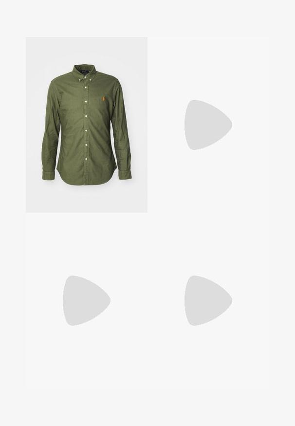 Olivgrünes Button-up-Hemd aus Baumwollstoff, mit klassischem Kragen, langen Ärmeln und einem gestickten Logo in Orange auf der Brust.; Beige Cord-Shorts mit elastischem Bund und Kordelzug, mit kleinem dunkel besticktem Logo am unteren linken Bein.; Brauner Leder-Bootsschuh mit Mokassin-Naht, Schnürdetail durch Metallösen und flacher Gummisohle, seitliche Ansicht.; Geflochtener hellbrauner Stoffgürtel mit silberner Metallschnalle und braunen Lederakzenten, einschließlich eines aufgenähten Logopatches am Ende.