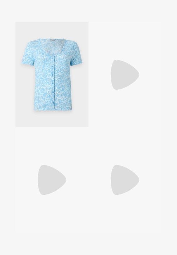 Haut bleu clair à manches courtes avec un décolleté en V profond et des boutons à l'avant. Présente un tissu texturé avec des motifs floraux blancs.; Pantalons larges beiges en coton doux, avec une taille plate, des plis et des poches latérales visibles.; Chaussure noire en cuir de style Mary Jane avec bout pointu, deux sangles à boucle, talon bas et texture lisse. Conçue pour une apparence formelle.; Sac fourre-tout noir en cuir lisse et texturé, avec un haut arrondi et deux longues anses. Présente une base angulaire pour la stabilité et un design structuré.