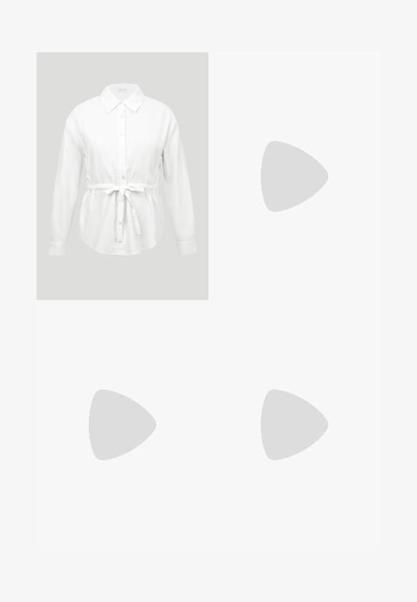 Blouse blanche à manches longues avec col pointu et ceinture à nouer à la taille, présentée sur un fond gris clair.; Jupe asymétrique blanche à pois noirs avec un détail drapé sur un côté sur un fond uni.; Escarpin slingback en daim noir avec bout pointu, talon plat et un bouton décoratif sur la bride de cheville. Doublure intérieure lisse.; Sac à bandoulière en cuir noir avec une sangle ajustable et des détails en métal doré sur le centre avant.