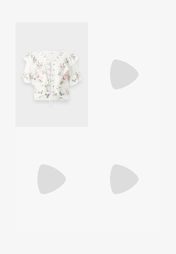 Blouse blanche avec broderie florale, larges manches à volants, encolure festonnée et détail lacé sur le devant.; Jupe maxi crème avec imprimés bordure paisley bordeaux et floral, avec volants froncés et taille élastique.; Bottine en daim marron avec talon bas empilé en bois et languette à l'arrière sur un fond clair uni.; Sac en cuir tressé marron en bandoulière avec une fermeture éclair, de forme arrondie et une poignée tressée. Il présente une petite plaque logo rectangulaire.