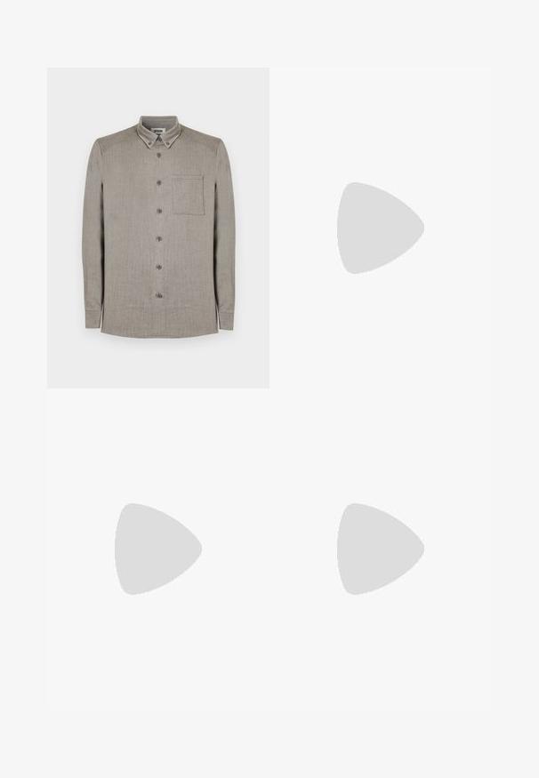 Chemise à manches longues avec boutons, en tissu gris clair à texture subtile, dotée d'un col classique et d'une poche plaquée sur la poitrine.; Jean en denim gris délavé droit avec poches avant, passants de ceinture et fermeture par bouton sur fond blanc.; Mocassin en cuir noir avec une pointe arrondie, des coutures discrètes et une finition lisse. Doté d'un talon bas empilé et d'une sangle sur le cou-de-pied.; Ceinture en cuir noir brillant enroulée avec une boucle métallique rectangulaire argentée sur un fond clair uni.