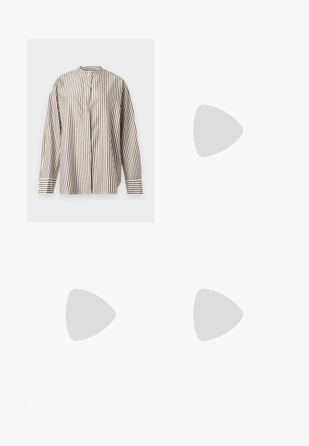 Chemise à manches longues avec des rayures verticales marron et blanches, boutonnée sur le devant, col montant sur un fond uni clair.; Pantalon sur mesure de couleur crème avec une taille ceinturée ornée de détails en métal doré, jambes droites, et une texture lisse et douce.; Ballerines en cuir noir avec un bout rond, texture lisse, détails de couture minimalistes et design de semelle flexible.; Sac à main rectangulaire avec des poignées en cuir marron, un motif géométrique en tricot beige, marron foncé et noir, et une fermeture éclair sur fond blanc.