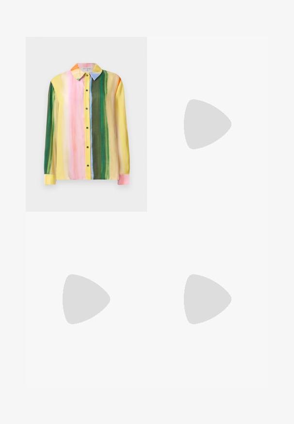 Blouse colorée à manches longues présentant des rayures verticales en rose, jaune, vert et orange. Confectionnée dans un tissu doux avec un col et un devant à boutons.; Pantalons à jambes larges en tissu léger, dans un motif à carreaux jaune pâle et blanc. Dotés d'une taille élastique avec cordon de serrage.; Chaussure mule en tissu beige clair avec un design noué à l'avant, bout pointu et talon fin et effilé. Texture lisse dans l'ensemble.; Sac tissé marron et jaune, de forme rectangulaire, avec deux poignées, et une finition texturée avec des coutures visibles et une étiquette de marque.
