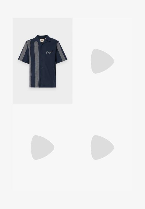 Kortærmet navy skjorte lavet af bomuld med hvide rute-mønstrede striber og "Capri" branding på brystet. Knappedesign.; Beige corduroy cargo shorts med elastisk talje, snøre lukning og to sidelommer. Stoffet har et struktureret, ribbet mønster.; Hvid sneaker lavet af glat læder, rund tå, minimalistisk design, grå hælafsats og tekstureret gummisål.; Kremfarvet lærredstote-taske med frontlomme, to håndtag, justerbar skulderrem og lille gul "O.N.S" tekst i nederste højre hjørne af lommen.