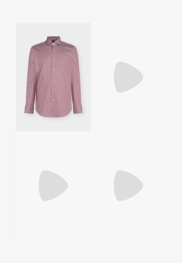 Chemise pour homme à manches longues boutonnée, avec de fines rayures verticales rouges et blanches et un col pointu sur un fond uni.; Pantalons gris ajustés avec une texture lisse, coupe slim et jambes fuselées, dotés d'un devant plat et de passants de ceinture pour plus de détail.; Mocassins en cuir bordeaux avec une finition lisse, un accent rectangulaire à l'avant et une pointe arrondie, dotés d'une semelle en caoutchouc noir.; Ceinture en cuir noir avec une boucle rectangulaire en argent. La boucle présente un petit détail de logo et une texture lisse. Design simple et classique.