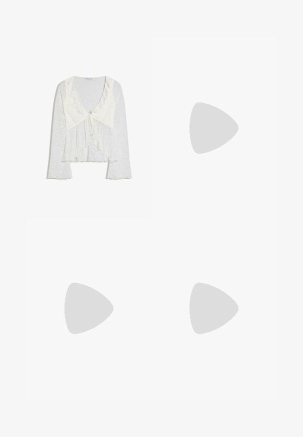 Blouse blanche à manches longues en dentelle avec col à volants et fermeture à nouer sur le devant, avec un ourlet superposé légèrement évasé.; Jeans en denim bleu taille haute avec jambes larges, poches avant, fermeture à bouton et dégradé de couleur usé allant de la taille à l'ourlet.; Baskets Adidas Samba blanches avec des bandes en daim marron, semelle en caoutchouc marron et bout en daim beige, vues du côté extérieur sur un fond uni.; Sac bandoulière en cuir marron foncé avec une forme souple et décontractée et une anse nouée torsadée sur un fond blanc uni.
