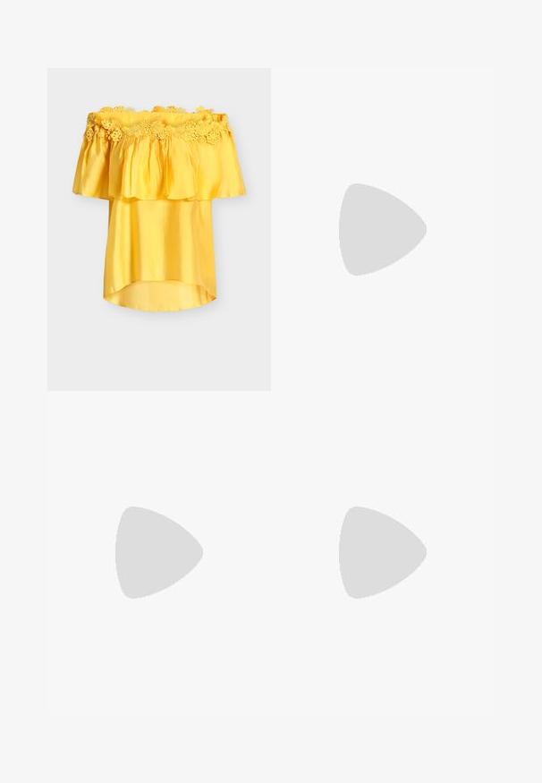 Blouse jaune épaules dénudées avec bordure en dentelle florale et encolure à volants, confectionnée dans un tissu léger légèrement brillant.; Pantalons taille haute en gris clair, à jambes larges, fabriqués en tissu doux. Comprend deux plis avant, deux boutons de fermeture et une texture lisse.; Sandale blanche à talon avec un bout pointu, sangle de cheville réglable et un talon carré épais. Texture lisse avec des détails de couture minimaux.; Sac à main en cuir blanc avec un design plissé, doté d'une bandoulière en chaîne dorée et d'une forme arrondie. Texture lisse avec des plis doux et sans motifs.
