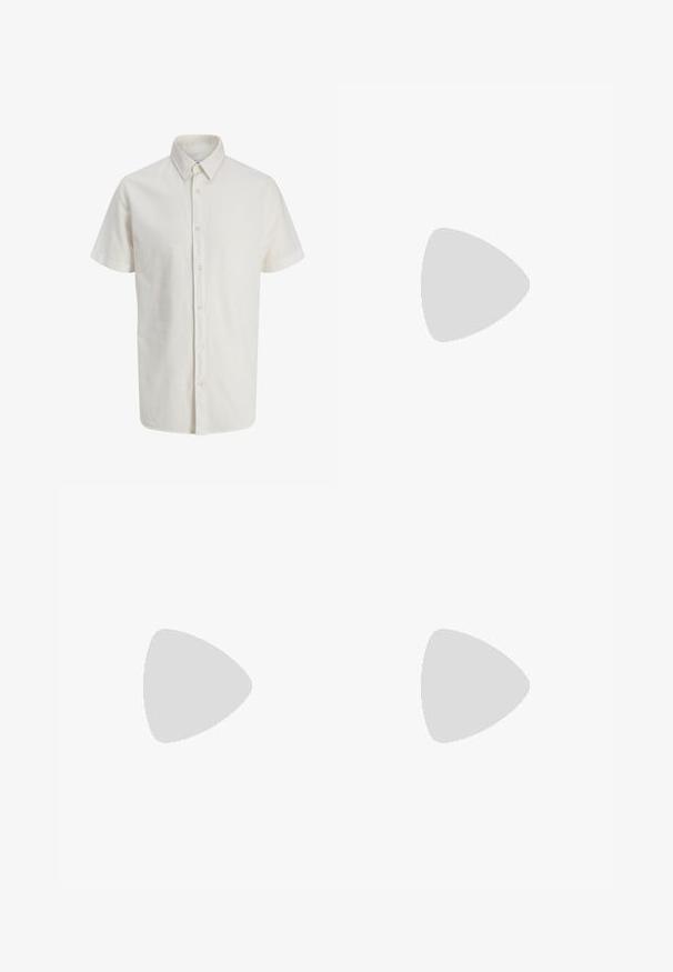 Chemise blanche à manches courtes avec col pointu et sept boutons visibles sur le devant.; Jeans en denim bleu clair avec une coupe droite, présentant une fermeture à bouton et à glissière, un léger délavage et sans embellissements visibles.; Baskets blanches avec des accents noirs et gris, présentant un embout texturé gris, une semelle en caoutchouc noir et des lacets plats blancs. Design épuré, style minimaliste.; Sac fourre-tout en toile bleue avec poche frontale et broderie rouge "O.N.S", doté de doubles poignées et d'une bandoulière réglable.