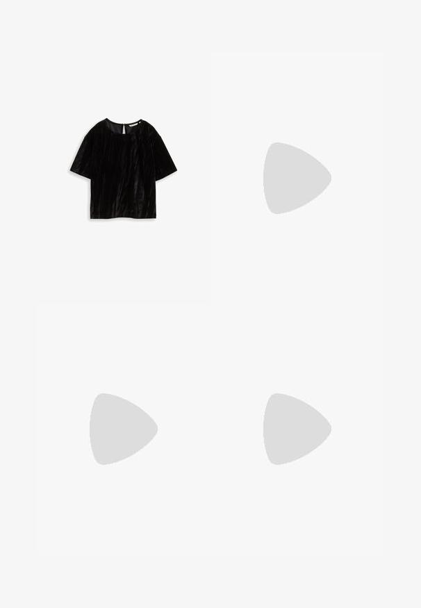 Haut noir à manches courtes en tissu texturé, avec un col rond et une ouverture en forme de clé au dos. Détails de design froissés.; Pantalons noirs à jambes droites avec ceinture élastique, en tissu lisse, sans poches ni embellissements visibles, présentés sur un fond blanc.; Escarpin en cuir verni noir à talon haut, avec un bout pointu, une bride réglable à la cheville et des côtés ouverts. Texture lisse.; Pochette argentée brillante avec rabat style enveloppe et garniture décorative, petite bandoulière chaîne argentée, sur fond clair uni.
