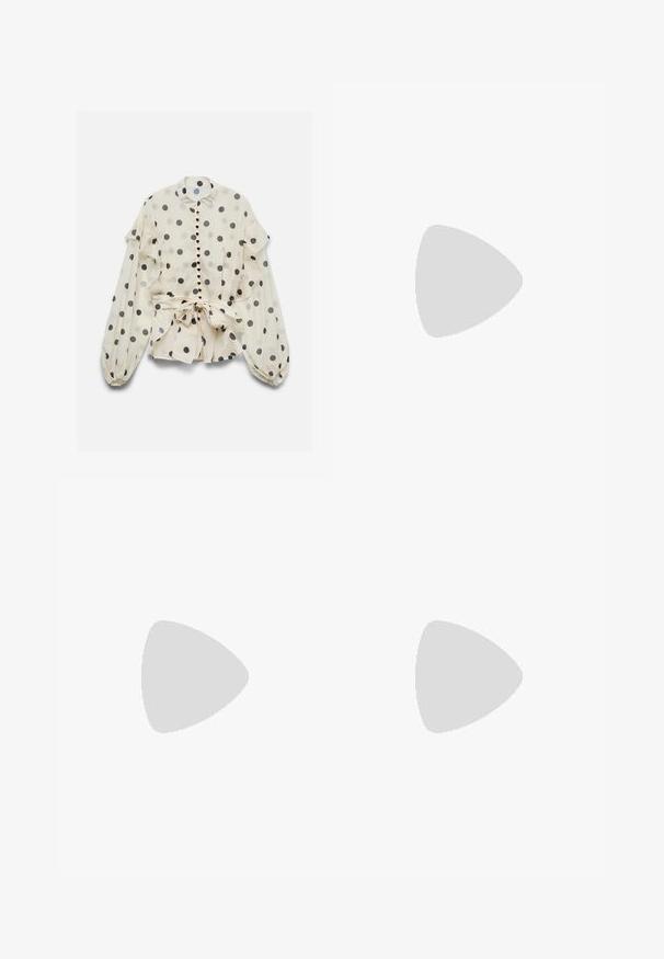 Blouse crème à pois noirs, détails à volants, boutons en forme de cœur, manches longues bouffantes et nœud à la taille.; Mini-jupe en cuir noir avec une fermeture éclair frontale et de subtils détails de coutures verticales sur fond uni.; Escarpins en cuir verni noir avec un bout pointu et un petit talon carré. Sangle réglable à la cheville avec boucle.; Sac à main en cuir noir avec deux anses allongées, fermeture éclair et forme arrondie ; texture lisse avec une finition légèrement brillante.