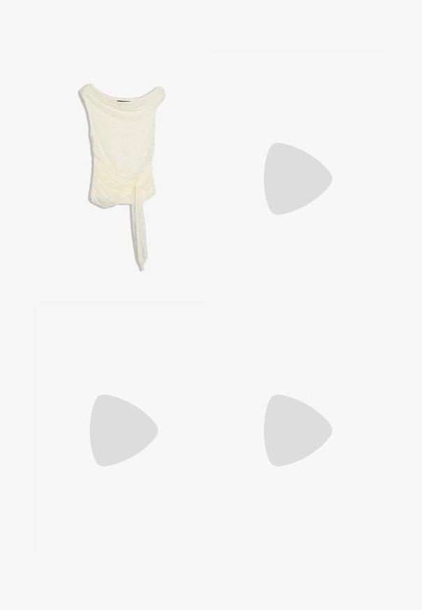 Blouse sans manches en dentelle ivoire avec un large col bateau et un détail asymétrique froncé avec un lien à la taille.; Pantalons noirs avec une taille élastique et un cordon de serrage, offrant une coupe décontractée et des poches latérales. Le matériau semble doux et léger.; Pieds en sandales slides noires associés à un pantalon marron fluide et transparent sur un fond blanc uni.; Sac à main en cuir marron avec un motif tissé, avec deux longues anses fines pour un port à l'épaule.