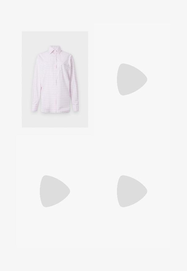 Chemise à manches longues à carreaux rose clair et blanc, boutonnée sur le devant, avec col pointu et poche en forme de cœur cousue sur la poitrine gauche.; Jean en denim bleu à taille haute et jambes larges avec poches avant et fermeture par bouton, présentant des détails décolorés sur les cuisses et les coutures.; Escarpin slingback en cuir noir à bout pointu avec fines brides et une petite boucle décorative argentée sur le côté.; Sac à main Love Moschino en cuir noir souple avec poignée nouée et bandoulière chaîne dorée sur fond blanc.
