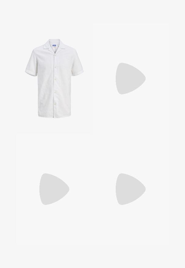 Chemise blanche à manches courtes, col à revers, boutons clairs et motif texturé subtil, présentée sur un fond uni.; Short beige sur mesure longueur genoux avec passants de ceinture, bouton devant, braguette à fermeture éclair et plis devant sur fond gris clair.; Pieds portant des baskets beige avec des semelles marron et un pantalon noir à jambes larges sur fond blanc.; Ceinture en cuir brun au fini lisse, avec une boucle en métal argenté et une couture subtile le long des bords. Design classique et durable.