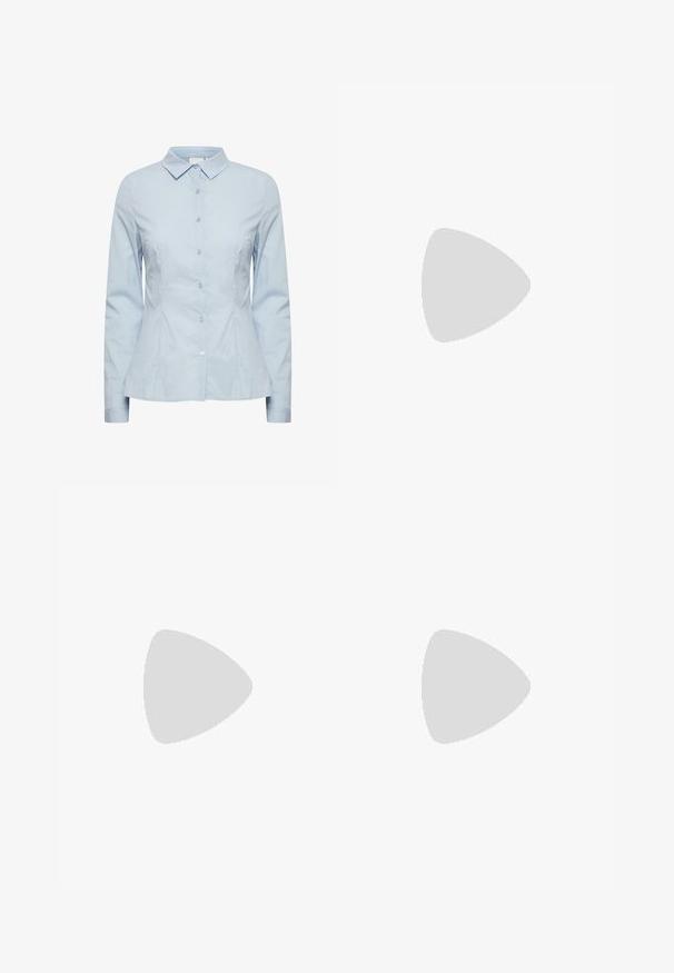 Chemise cintrée bleu clair à manches longues avec boutons, col pointu et coutures princesse sur fond blanc.; Pantalons noirs à jambe large en tissu lisse. Dotés d'une taille plate avec passants de ceinture et sans poches visibles. Design simple.; Bottine en cuir noir avec un bout pointu, une silhouette élégante et un talon carré massif. Texture lisse avec des détails de couture minimalistes.; Sac à bandoulière en cuir noir avec un rabat incurvé fermé par un fermoir métallique rond et une sangle fine et ajustable.