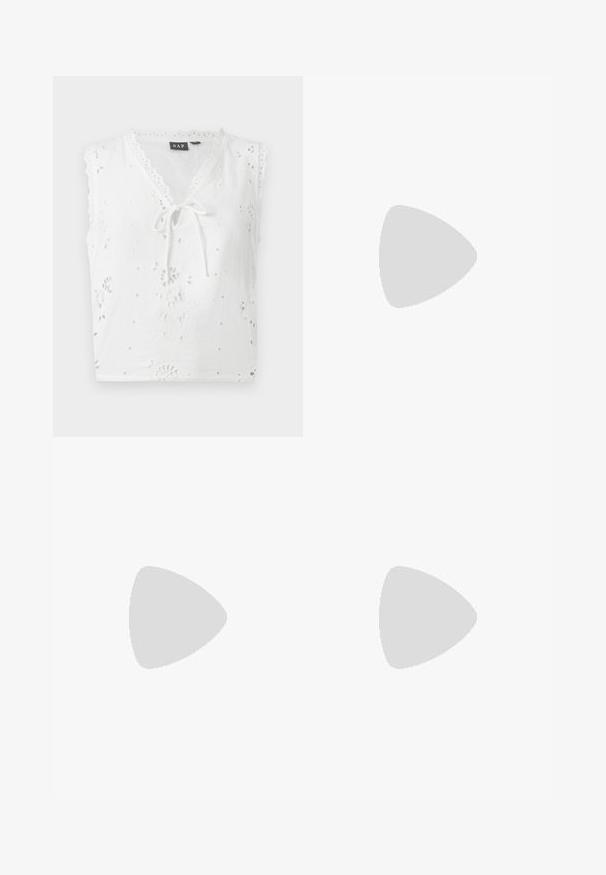 Blouse blanche sans manches avec broderie ajourée, bords festonnés, col en V et détail de nouage à l'avant.; Jupe bleue mi-longue avec taille froncée et tissu froncé pour une silhouette évasée, présentée sur fond blanc uni.; Tongs noires en cuir lisse, avec un design de sangle fine et une semelle plate à profil minimal. Aucun motif ou accent notables.; Sac d'épaule en tissu doux à motif à carreaux rouges et blancs, poignée nouée et forme triangulaire sur un fond uni.