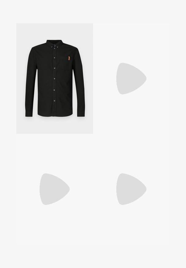 Chemise noire à manches longues en coton, avec une patte de boutonnage sur le devant, une poche poitrine avec un accent beige, et des boutons bleus.; Pantalon beige coupe slim avec passants de ceinture, bouton à l'avant et poches latérales, présenté sur un fond uni.; Un seul mocassin en cuir brun foncé flottant au-dessus d’un tapis texturé beige, avec un canapé beige flou en arrière-plan.; Ceinture en cuir brun au fini lisse, avec une boucle en métal argenté et une couture subtile le long des bords. Design classique et durable.