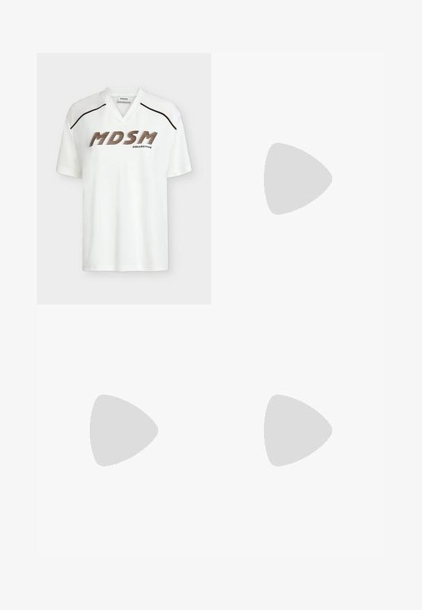 Λευκό κοντομάνικο T-shirt με V λαιμόκοψη, καφέ γαζιά στους ώμους και το κείμενο «MDSM Collective» με έντονη καφέ γραμματοσειρά μπροστά.; Φούστα ψηλόμεση μέχρι τον αστράγαλο σε σκουριά χρώμα με σούρα, ελαστική μέση και απαλό βαμβακερό ύφασμα.; Πόδια με σκουρόχρωμα ριμπ κολάν συνδυασμένα με μαύρα μπαλαρίνα παπούτσια με μικρές λεπτομέρειες φιόγκων σε λευκό φόντο.; Μικρό ορθογώνιο καφέ σκούρο δερμάτινο τσαντάκι με ένα λουράκι και χρυσό φερμουάρ κλεισίματος.