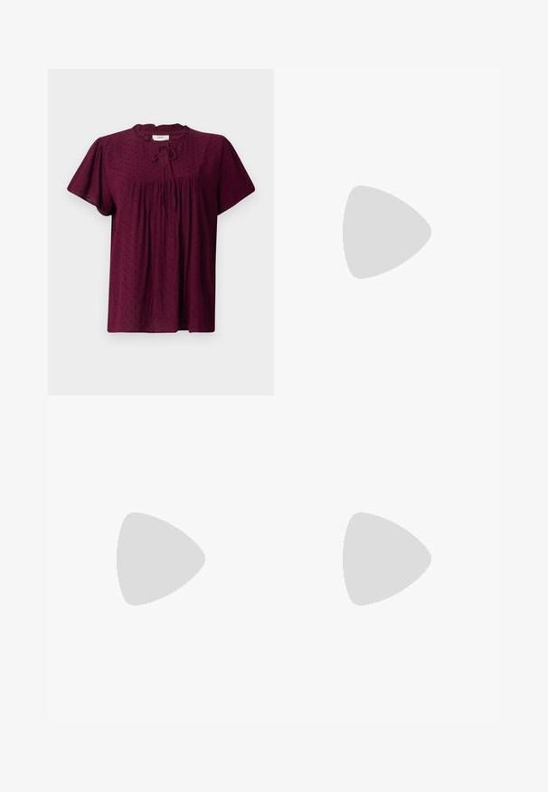 Blouse bourgogne avec des manches courtes bouffantes, tissu texturé avec un subtil motif à pois, devant plissé et détail de col noué.; Pantalons beiges taille haute avec plis avant, fermeture à bouton unique et coupe droite. Fabriqués à partir d'un tissu texturé et tissé.; Sandale marron à talon avec lanière en mesh et design en tige, dotée d'un talon bloc et d'une semelle cousue, présentée de profil sur fond blanc.; Sac à main en cuir bordeaux foncé avec une fine sangle d'épaule noire et un petit logo doré "cK" au centre devant.