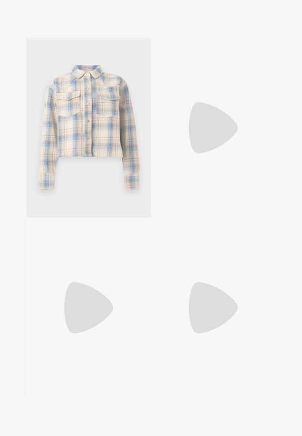 Chemise courte boutonnée avec manches longues et poches à rabat sur la poitrine, présentant un motif à carreaux beige, bleu et marron clair.; Jupe en denim mini en bleu clair avec des zones décolorées et des détails usés. Elle dispose d'une fermeture à boutons à l'avant et d'une conception traditionnelle à cinq poches.; Chaussure plate en cuir noir avec un nez pointu, des détails froncés autour de l'ouverture et un accent en boucle argentée sur la bride ajustable.; Sac à main rectangulaire rose pâle avec double poignée, nœud décoratif, œillets métalliques et petit charm en forme de cœur sur un fond uni.