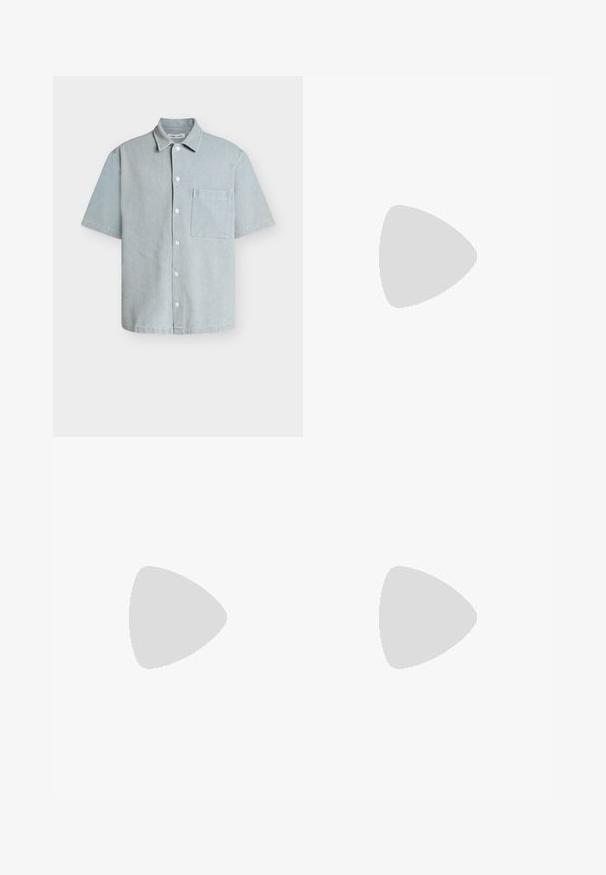 Chemise bleu clair à manches courtes avec boutons, col et poche poitrine, en tissu texturé.; Jeans noirs à jambe droite avec poches avant, passants de ceinture et fermeture à bouton sur fond blanc.; Chaussure oxford en cuir noir avec un bout rond, un laçage à l'avant et un petit talon empilé, sur fond clair.; Sac fourre-tout en toile bleue avec une poche zippée à l'avant, des doubles bretelles et une forme rectangulaire. Dispose d'une étiquette de marque discrète.