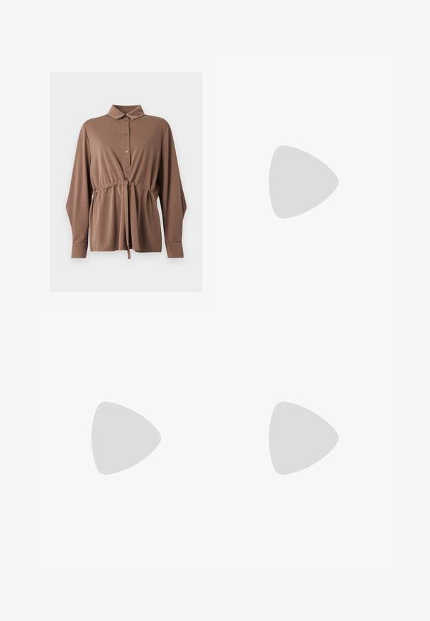 Chemise marron à manches longues avec boutonnière sur le devant, taille à cordon de serrage, col classique et larges poignets sur fond blanc.; Pantalon beige taille haute sur mesure avec plis, passants pour ceinture et jambes larges, étalé à plat sur un fond clair.; Chaussure slingback à talon haut marron foncé, bout pointu, texture crocodile et petite boucle dorée sur la bride.; Sac cabas en cuir marron avec deux bretelles d’épaule et une pochette assortie zippée, tous deux embossés du logo doré Emporio Armani.