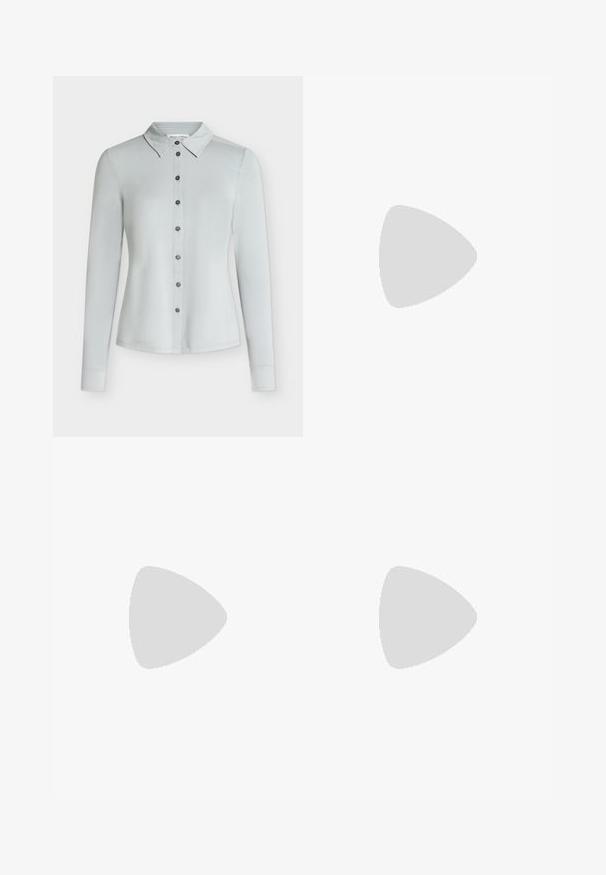 Chemise gris clair à manches longues, boutonnée, avec col, sept boutons foncés sur le devant et ourlet droit.; Jean large taille haute bleu clair avec bouton et fermeture éclair à l'avant, deux poches avant et deux poches arrière, et ourlet brut.; Bottine noire à finition en cuir lisse et brillante, talon bloc incliné, et tige ajustée élastiquée pour une silhouette élégante.; Sac fourre-tout noir en simili cuir avec une finition texturée, deux longues poignées et des accents en métal doré sur le côté. Shape rectangulaire.