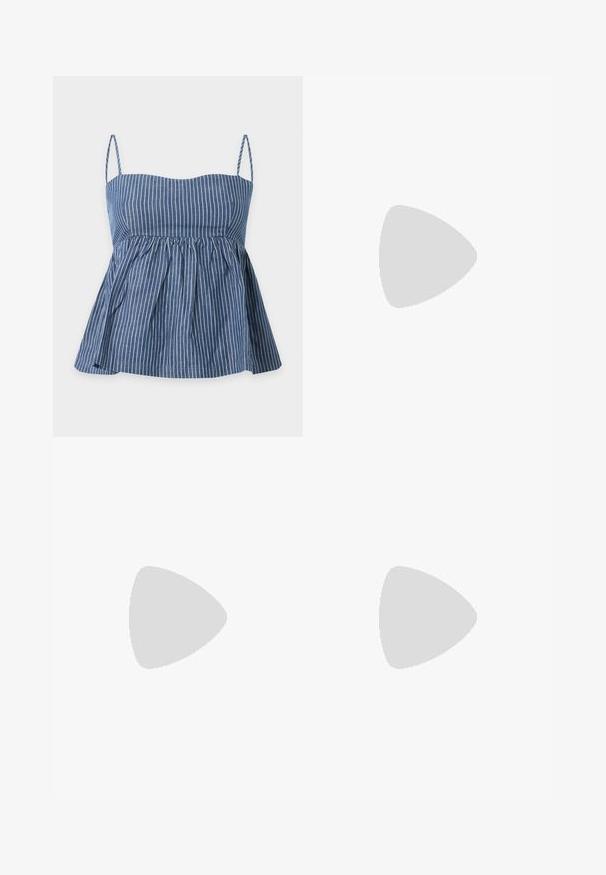 Haut sans manches à rayures verticales bleues et blanches avec fines bretelles et taille froncée, créant un ourlet évasé.; Jean denim bleu coupe droite avec poches avant, passants de ceinture, fermeture par bouton et coutures visibles sur un fond clair uni.; Mules en cuir verni noir avec un bout pointu, un petit talon et des côtés courbés, présentant une finition brillante et un design minimaliste.; Sac à épaule en cuir noir avec une sangle à boucle, des bords arrondis et des coutures blanches contrastées sur un fond uni.