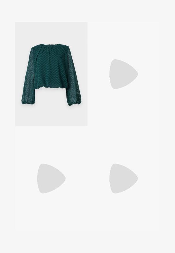 Dunkelgrüne transparente Bluse mit Zickzackmuster, langen puffigen Ärmeln sowie gerafftem Ausschnitt und Saum.; Faltende weit geschnittene Hosen in Dunkelgrün. Hergestellt aus einem weichen Stoff mit einem strukturierten Design und einem elastischen Bund für optimalen Tragekomfort.; Schwarze Sandale aus Lackleder mit hohem Absatz, dünnem Knöchelriemen, offenem Zehenbereich und minimalistischem Design auf hellem, einfarbigem Hintergrund.; Kleine schwarze glänzende Handtasche mit zwei langen Griffen und seitlichen Kordelzug-Details vor einfachem hellem Hintergrund.
