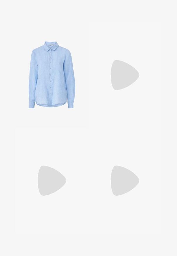 Chemise en lin bleu clair avec un boutonnage à l'avant, col pointu, manches longues et ourlet arrondi. Présente un tissu doux et texturé.; Pantalon large couleur crème avec poches avant et ceinture nouée à la taille, présenté sur un fond blanc uni.; Sandales compensées beiges avec une tige en textile, des brides croisées, une plate-forme en jute tissé et une sangle de cheville ajustable. Semelle lisse.; Grand sac cabas en paille tissée avec anses en cuir marron clair, bord supérieur à franges et pendentif rond avec le logo MK suspendu à l'avant.