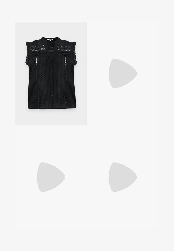 Blouse noire à manches courtes avec une fermeture à boutons, ornée de pois texturés, d'accents en dentelle délicate et d'un détail de volants superposés sur les épaules.; Un pantalon en denim bleu clair avec une coupe droite, taille haute et fermeture à bouton devant. Il comporte cinq poches et des détails de couture minimaux.; Escarpin en cuir noir à talon aiguille avec un bout pointu, une bride latérale à boucle, des clous le long du bord et un laçage décoratif à l'avant.; Petit sac à main noir brillant avec deux longues anses et des détails à cordon sur les côtés sur un fond clair uni.