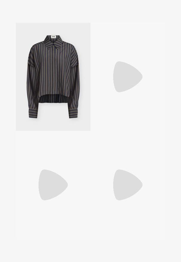 Chemise bleu marine à manches longues avec des rayures beiges verticales, col classique, poignets boutonnés et ourlet légèrement arrondi.; Pantalons plissés gris clair en tissu texturé, présentant une coupe droite et une taille plate sans fermetures visibles.; Ballerines en tissu marron avec un bout pointu et une texture lisse, dotées d'un talon bas et d'une fine semelle noire. Aucune motif ni élément métallique visible.; Sac en daim marron avec des accents en cuir, forme structurée, double poignées, bords arrondis, présentant une texture lisse et un matériel minimal.