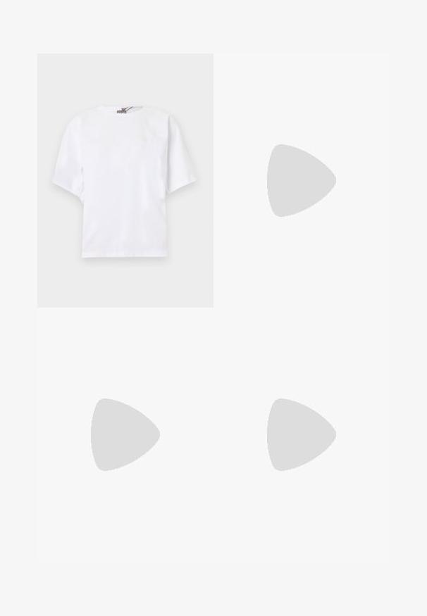 T-shirt blanc à manches courtes, col rond, coupe décontractée avec un détail discret froncé sur les côtés, présenté sur un fond clair.; Jupe trapèze avec fond crème, pois noirs et grand motif floral de roses roses.; Escarpin en cuir verni noir avec un bout pointu, finition texturée ressemblant à de la peau de serpent, et un talon aiguille fin.; Sac à bandoulière en cuir rose clair avec une chaîne en argent et un pendentif logo Michael Kors sur la fermeture éclair avant.
