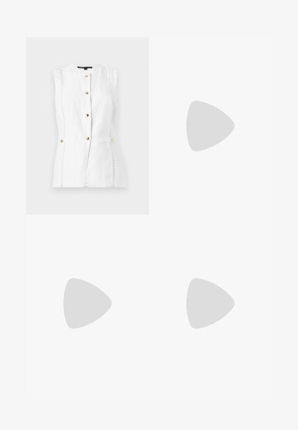 Gilet blanc sans manches avec des boutons dorés sur le devant et une bordure verticale en dentelle décorative des deux côtés.; Mini-jupe noire à fines rayures avec couture avant et clips décoratifs dorés à la taille sur fond blanc.; Chaussure à talon bas en cuir verni noir avec bride arrière, bout pointu et détail boucle argentée sur fond blanc uni.; Sac à main en cuir noir avec une forme courbée, une longue bandoulière réglable et des franges de chaque côté sur un fond clair.