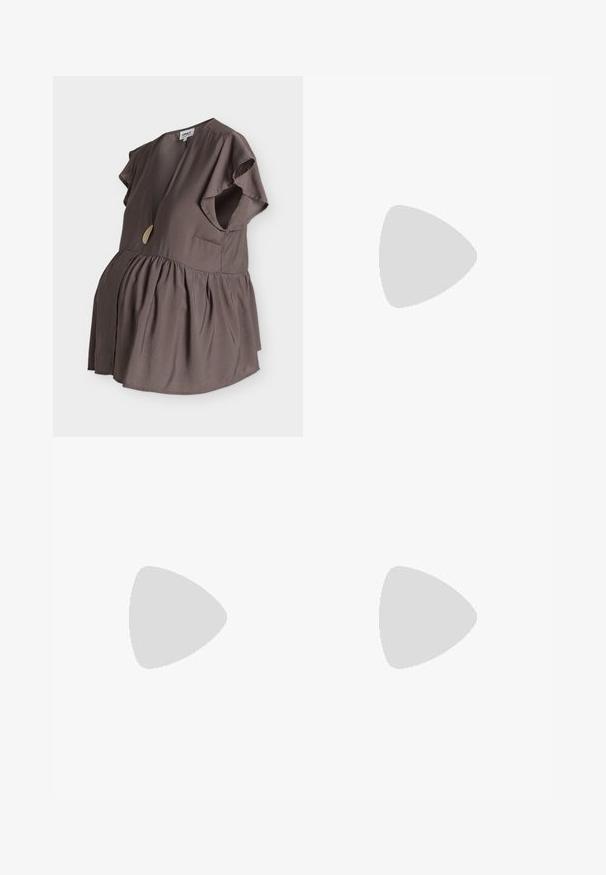 Blouse de maternité marron à manches courtes avec encolure en V, détail de boutons dorés, taille plissée et tissu ample et fluide. Aucune personne visible.; Pantalon noir à jambes larges avec une ceinture plissée et une coupe ample, fabriqué en tissu léger.; Jambes portant des leggings côtelés foncés associés à des ballerines noires avec de petits détails en nœud sur fond blanc.; Petit sac à main noir brillant avec deux longues anses et des détails à cordon sur les côtés sur un fond clair uni.