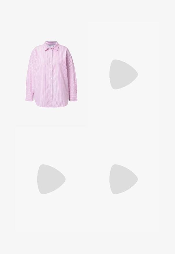 Chemise à manches longues boutonnee, rayée verticalement rose et blanche, avec col et poignets boutonnés, présentée sur un fond blanc.; Jean bleu clair à jambes droites avec taille haute, bouton et fermeture éclair devant, présentant un subtil effet délavé et un style cinq poches.; Mocassins en cuir noir avec un bout rond, présentant un détail à franges et une bande décorative à l'avant, montés sur un talon épais.; Lunettes de soleil carrées noires avec des verres vert foncé, présentant des montures audacieuses et des accents argentés sur les côtés. Fabriquées en Italie.