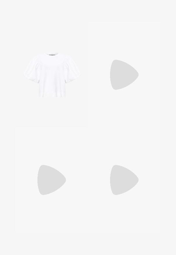 AllSaints JESS TEE - Μπλούζα - optic white; Ανοιχτό μπλε τζιν με πλατιά μπατζάκια από ντένιμ, διαθέτει πέντε τσέπες, ορατές ραφές και κούμπωμα με κουμπί και φερμουάρ στη μέση.; Μαύρο δερμάτινο μποτάκι γύρω από τον αστράγαλο με μυτερή μύτη και χαμηλό τακούνι σε ανοιχτό φόντο, εμφανίζει την εξωτερική πλευρά.; Ζευγάρι λαμπερά ασημένια κρίκοι σκουλαρίκια με στριφτή, κυματιστή σχεδίαση, εκτεθειμένα σε απλό ανοιχτό φόντο.