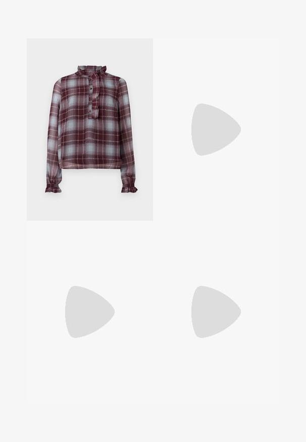 Blouse à manches longues bordeaux et bleu clair à carreaux avec un col haut à volants, une patte de boutonnage à l'avant et des poignets à volants.; Jean flare en denim bleu avec une taille mi-haute, finition délavée et design traditionnel à cinq poches. Texture douce et détails de coutures subtils.; Chaussure slingback en cuir verni noir avec bout pointu et petit talon bloc incliné sur fond clair uni.; Petit sac à main noir brillant avec deux longues anses et des détails à cordon sur les côtés sur un fond clair uni.