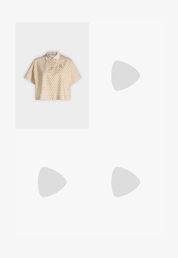 Polo court beige avec imprimé géométrique petit partout et manches courtes, doté d'un col classique et d'une patte de boutonnage.; Shorts beige taille haute avec fermeture à bouton, passants pour ceinture, coutures avant surpiquées et ourlets repliés sur un fond gris clair.; Mocassins en cuir verni noir avec un bout arrondi, une sangle décorative et un accent doré sur le talon. Texture lisse avec des détails cousus.; Sac à main rectangulaire de couleur crème avec une seule sangle et une fermeture éclair sur le dessus, comportant une petite plaque de logo embossé à l'avant.
