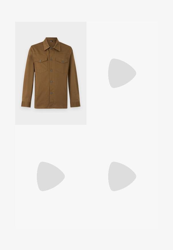 Chemise marron à manches longues avec col pointu et deux poches poitrine boutonnées, présentée sur fond clair uni.; Jean droit en denim bleu foncé avec bouton et fermeture éclair à l'avant, design à cinq poches et coutures visibles à la taille et sur les poches.; Baskets en cuir marron foncé à profil bas avec une semelle rainurée et une languette beige clair au talon, vues de côté sur fond blanc.; Ceinture en cuir marron foncé roulée avec une boucle rectangulaire argentée sur fond blanc.