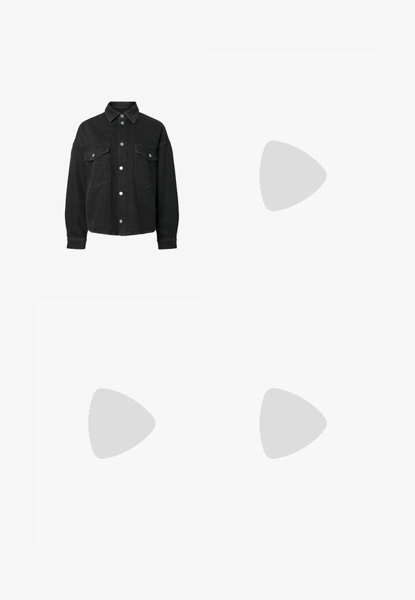 Veste en jean noire à manches longues, fermeture à boutons sur le devant, deux poches poitrine à rabat avec boutons métalliques, et discrètes ornements à clous sur les poches.; Pantalon large taille haute de couleur crème avec des rayures verticales cousues et une fermeture à boutons sur la ceinture avant.; Chaussure à talon haut en cuir noir, à bride arrière, avec un bout pointu et un talon fin sur fond blanc.; Sac à épaule rectangulaire noir avec de longues bretelles fines et une texture lisse et brillante sur un fond uni.