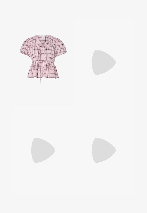 Blouse peplum à manches courtes en rose clair et à motif vichy blanc. Dotée d'un nœud à l'avant, de fronces à la taille et en coton doux.; Jupe midi en denim bleu clair avec fermeture à boutons sur le devant, fente avant, passants pour ceinture et deux poches avant.; Even&Odd by Zalando Ballerines à brides arrière - black; Petit sac à main noir brillant avec deux longues anses et des détails à cordon sur les côtés sur un fond clair uni.