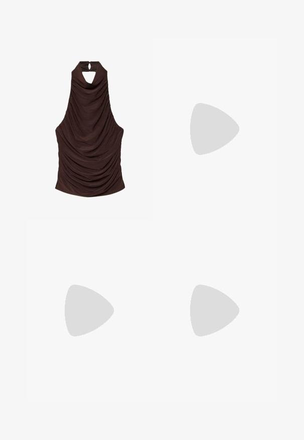 Haut sans manches marron foncé à col licou, avec un tissu drapé formant de doux plis et une petite ouverture en forme de keyhole fermée par un bouton au niveau du col.; Jupe midi marron en tissu extensible, design ajusté, texture lisse et apparence simple et sans embellissement.; Botte en cuir marron hauteur genou avec un bout rond et un talon empilé. Présente une texture lisse et des coutures latérales.; Sac à main en cuir marron foncé avec double poignée, poche avant zippée, boucles décoratives et nœuds latéraux sur fond blanc.