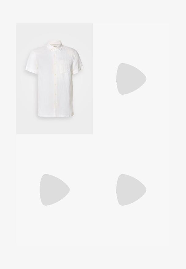 Scotch & Soda CORE SHIRT - Πουκάμισο - off white; Μπεζ βερμούδα από βαμβακερό μείγμα με ελαστική μέση, ρυθμιζόμενο κορδόνι, υφή υφάσματος και τελείωμα μέχρι το γόνατο.; Καφέ σάνδαλο slide από σουέτ με ανοιχτή μύτη, επίπεδη λαστιχένια σόλα και διακριτική λεπτομέρεια με λογότυπο στο πλάι. Ομαλή υφή σε όλο το παπούτσι.; Τσάντα tote από σκούρο καφέ σουέντ με μαύρες λαβές και ένα ορθογώνιο pouch με φερμουάρ μπροστά που ταιριάζει.
